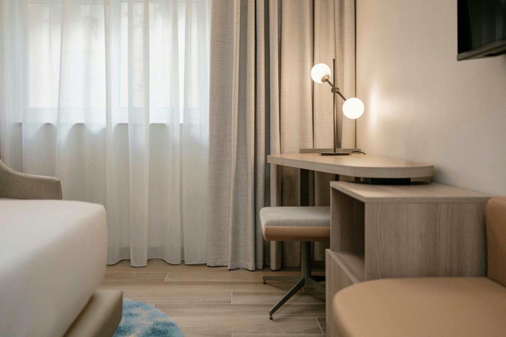 Courtyard By Marriott Sliema Hotell Exteriör bild